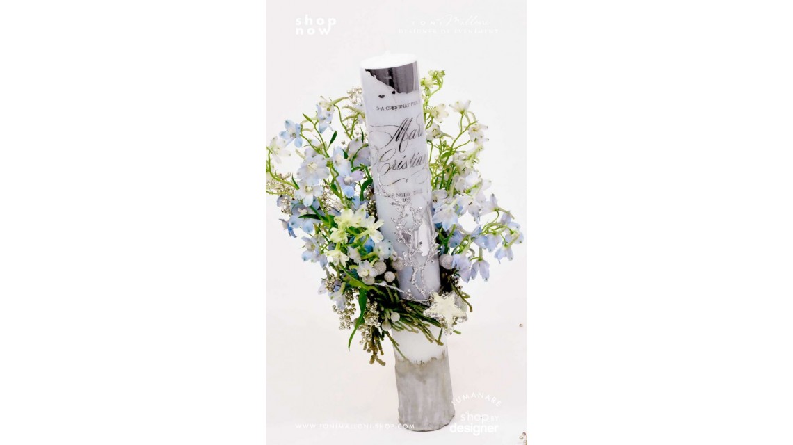 Lumanare botez scurta cu flori naturale delphinium si folie argintie personalizata 2
